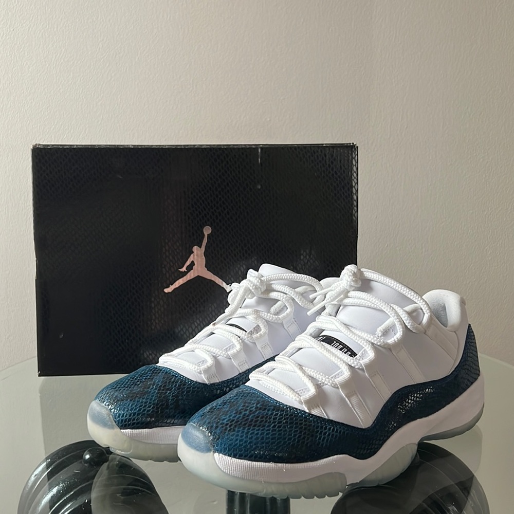 JORDAN 11 RETRO LOW LE